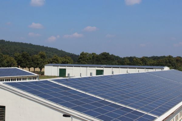 PV–Anlage auf mehreren Dachflächen eines Reiterhofes